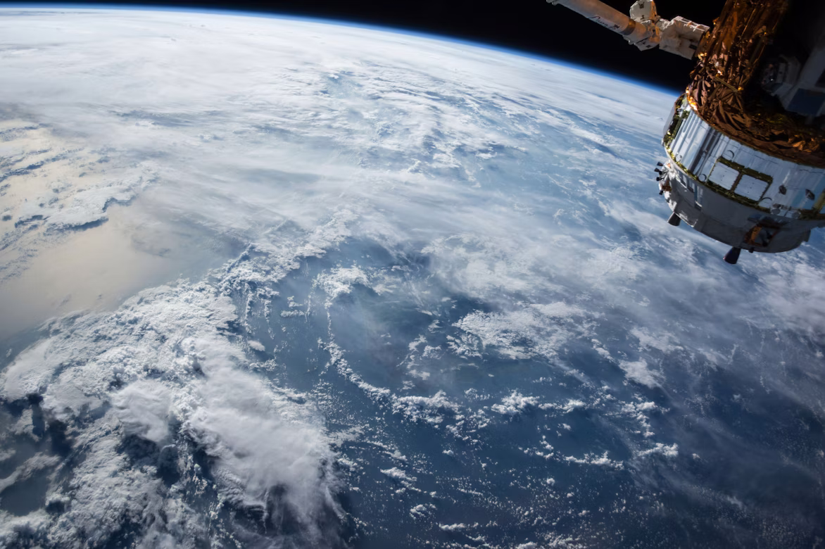 Rientro Atmosferico: come la Fisica Salva gli Astronauti dalle Fiamme